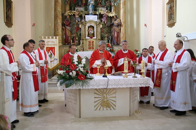 Biskup Josip Mrzljak na svetkovinu svetih Petra i Pavla u Peterancu